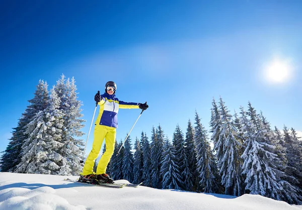 Joven Feliz Mujer Sonriente Posando Esquís Con Gafas Mirando Cámara — Foto de Stock