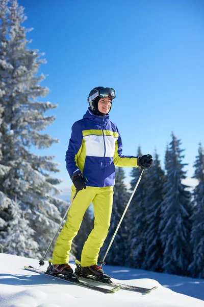 Улыбающаяся Лыжница Стоит Лыжах Снимает Очки Смотрит Вдаль — стоковое фото
