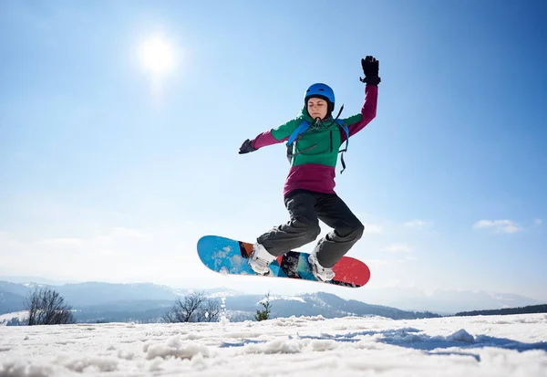 Jovem Snowboard Feminino Montando Snowboard Fundo Espaço Cópia Céu Azul — Fotografia de Stock