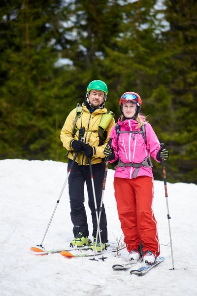 Verticaal Portret Momentopname Van Gelukkige Paar Vrouw Man Skiërs Poseren — Stockfoto