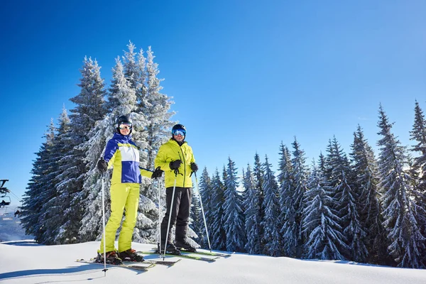 Gelukkig Stel Skiërs Poseren Camera Voor Het Skiën Bergafwaarts Van — Stockfoto