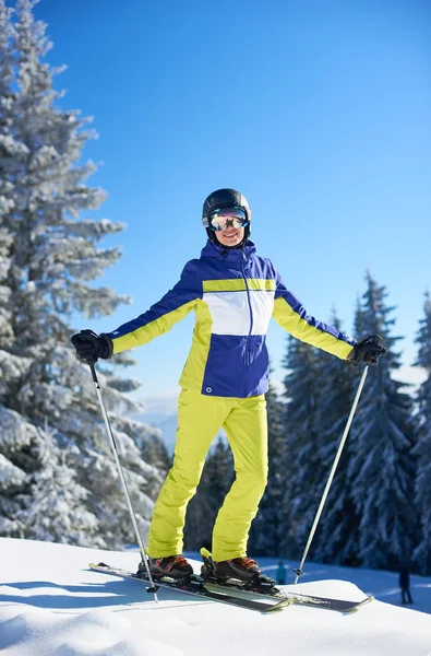 Esquiadora Sonriente Parada Sobre Esquís Quitándose Las Gafas Mirando Lejos — Foto de Stock