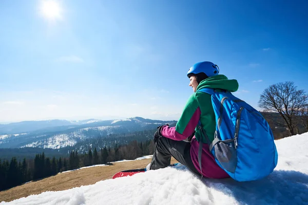 Snowboarder Młoda Kobieta Plecakiem Odpoczynku Siedzi Śnieżnym Szczycie Ciesząc Się — Zdjęcie stockowe