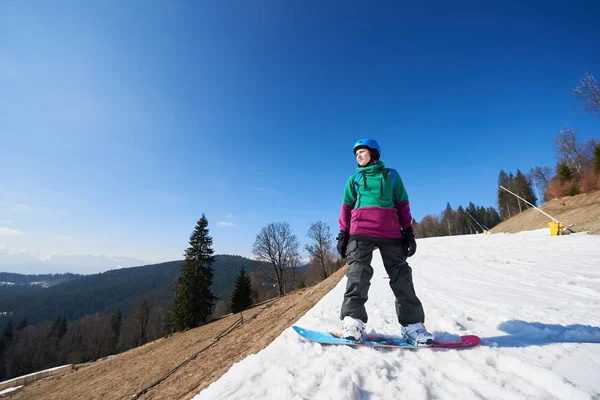 Ung Kvinnlig Snowboardåkare Ridning Snowboard Kopia Utrymme Bakgrund Klarblå Himmel — Stockfoto