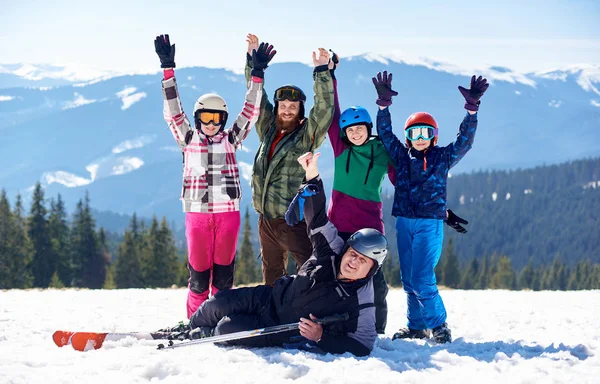 Gelukkige Familie Berghelling Sportieve Uitrusting Met Ski Kinderen Een Bril — Stockfoto
