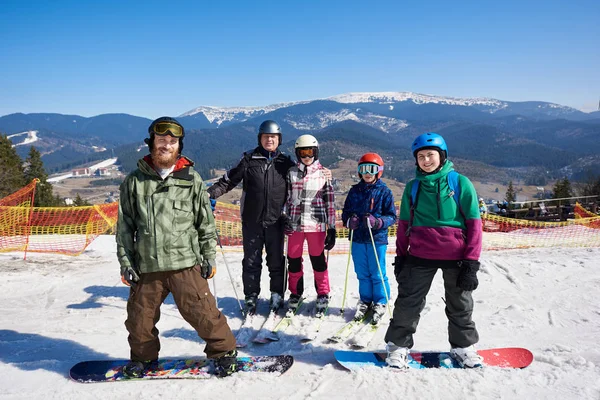 Groep Vrolijke Glimlachende Mensen Ski Snowboards Diepe Sneeuw Achtergrond Van — Stockfoto