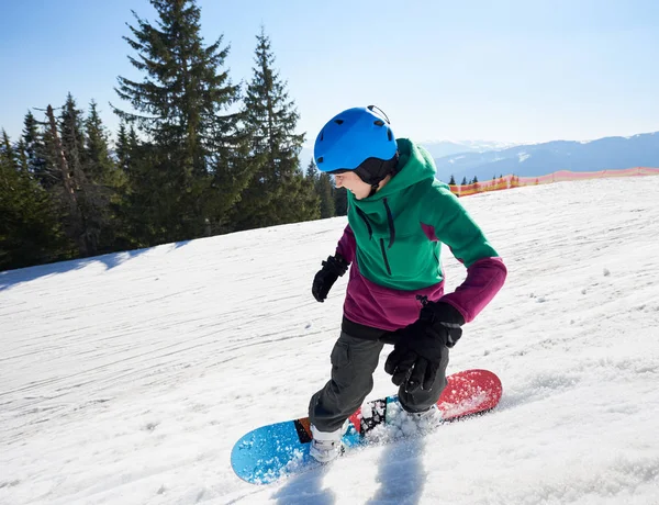 Młoda Snowboardzistka Jeżdżąca Snowboardzie Przestrzeni Kopiującej Tło Jasnego Błękitnego Nieba — Zdjęcie stockowe