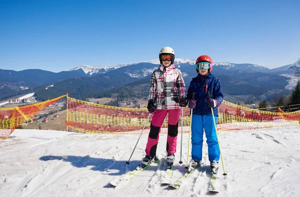 Twee Tieners Jongen Meisje Warme Kleding Bril Ski Diepe Sneeuw — Stockfoto