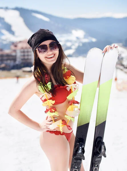 Joven Esquiadora Delgada Sonriente Gafas Sol Bikini Guirnalda Flores Posando —  Fotos de Stock