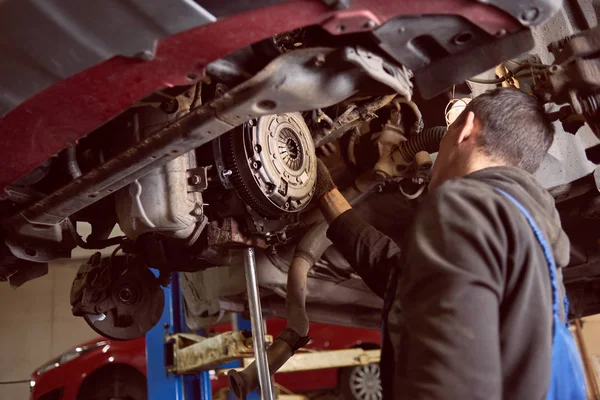 Achteraanzicht Van Een Man Die Auto Repareert Een Reparatiepost — Stockfoto