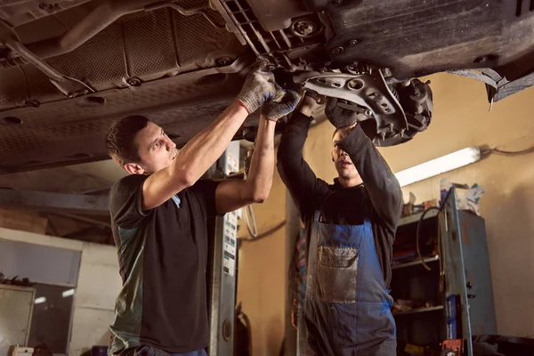 Due Abili Concentrati Meccanici Auto Uniformi Tute Sporche Che Lavorano — Foto Stock