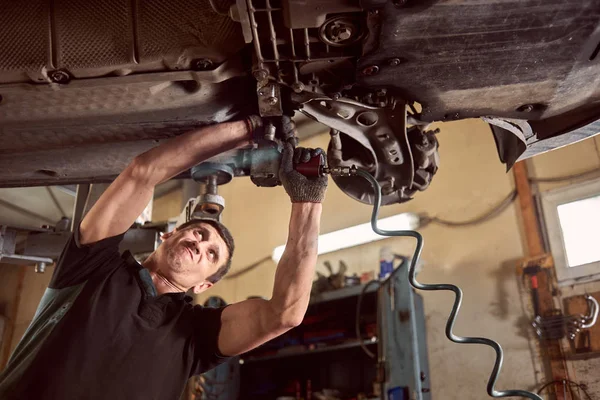 Experienced Specialist Car Mechanic Standing Lifted Car Repair Maintenance Process — Stock Photo, Image