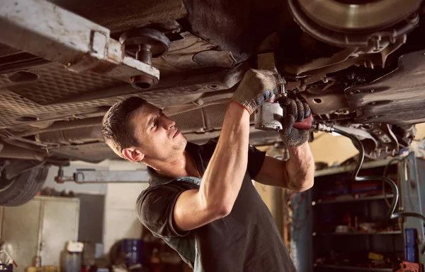 Experienced Specialist Car Mechanic Standing Lifted Car Repair Maintenance Process — Stock Photo, Image