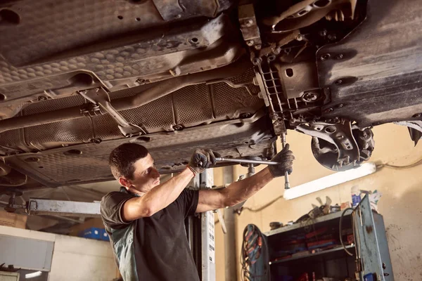 Experienced Specialist Car Mechanic Standing Lifted Car Repair Maintenance Process — Stock Photo, Image