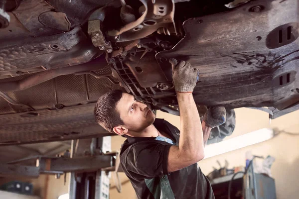 Experienced Specialist Car Mechanic Standing Lifted Car Repair Maintenance Process — Stock Photo, Image