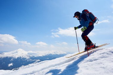 Güzel kış manzarasının arka planında kayak üzerinde kayak yapan kayakçı.