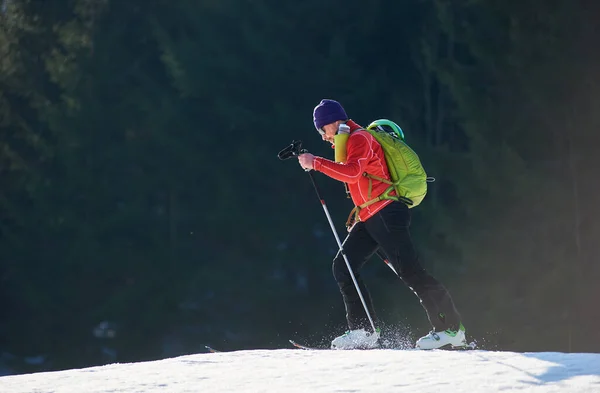 Male Skier Tourist Backpack Sunglasses Walking Fast Skis Snowy Hill — ストック写真