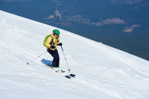 Professional Skier Helmet Backpack Riding Skis Fast Steep Snowy Mountain — ストック写真