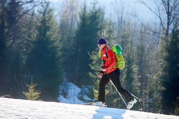 Turista Masculino Esquiador Com Mochila Óculos Sol Andando Rápido Esquis — Fotografia de Stock