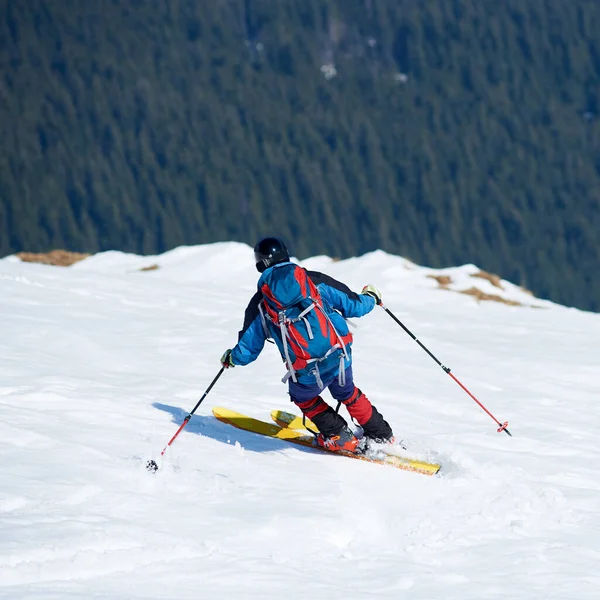Skifahrer Wanderer Mit Rucksack Auf Skiern Tiefweißen Schnee Vor Dem — Stockfoto