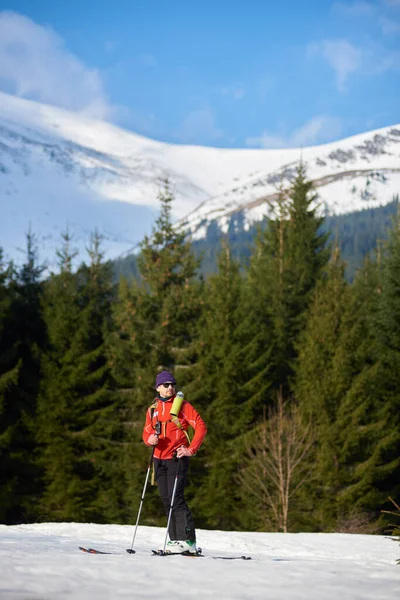 Turista Masculino Esquiador Com Mochila Óculos Sol Andando Rápido Esquis — Fotografia de Stock