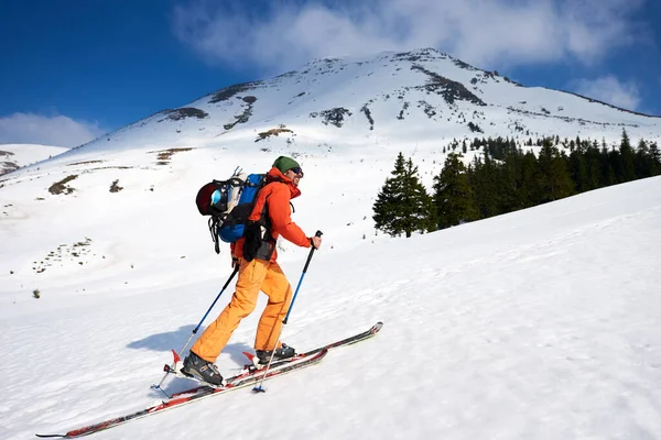 Mountaineer Walking Snowy Ridge Skis Backpack Sunny Day — ストック写真