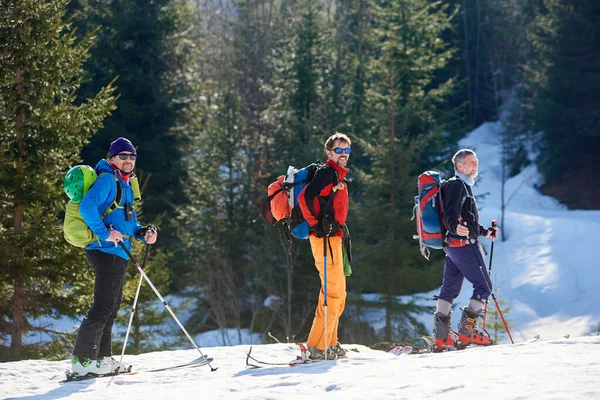 Трое Путешественников Туристы Лыжники Рюкзаками Путешествующие Лыжах Глубокому Снегу Горах — стоковое фото