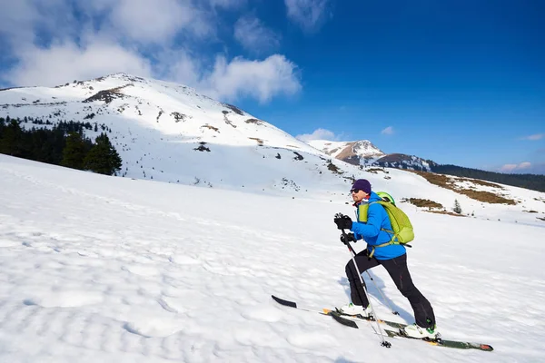 Skier Τουρίστας Σακίδιο Περιοδεία Στα Σκι Βαθύ Χιόνι Ανηφόρα Στο — Φωτογραφία Αρχείου