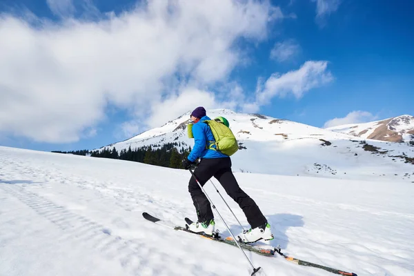 Skier Τουρίστας Σακίδιο Περιοδεία Στα Σκι Βαθύ Χιόνι Ανηφόρα Στο — Φωτογραφία Αρχείου