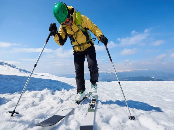 Sportsman Skier Helmet Goggles Backpack Riding Steep Snowy Slope Copy — ストック写真