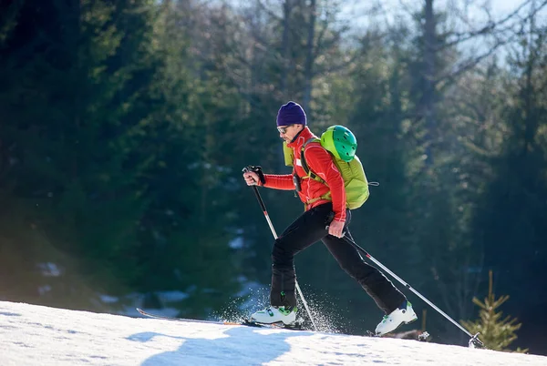 Male Skier Tourist Backpack Sunglasses Walking Fast Skis Snowy Hill — ストック写真