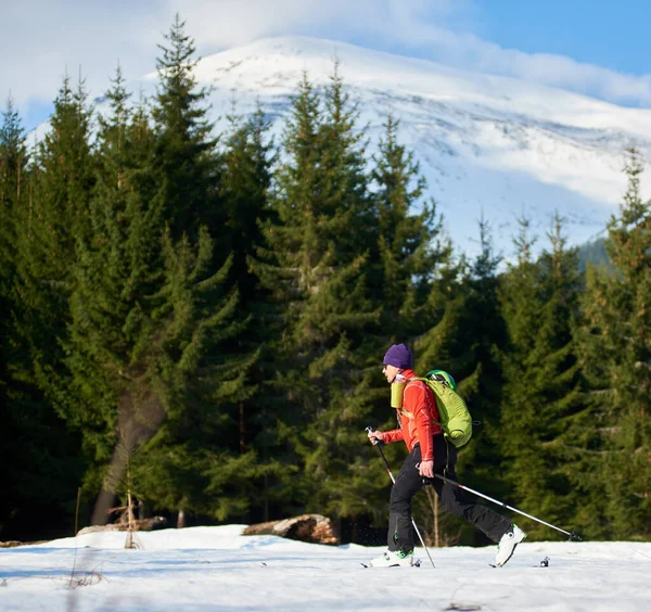 Male Skier Tourist Backpack Sunglasses Walking Fast Skis Snowy Hill — ストック写真