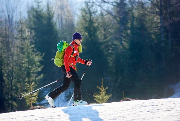 Male Skier Tourist Backpack Sunglasses Walking Fast Skis Snowy Hill — ストック写真