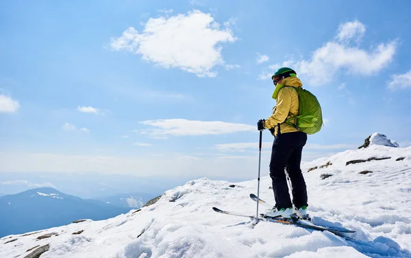 Sportsman Skier Helmet Goggles Backpack Riding Steep Snowy Slope Copy — ストック写真