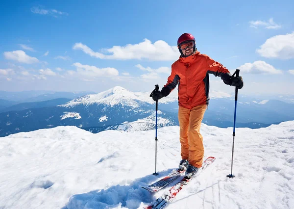 Alpinista Che Sale Lungo Crinale Innevato Con Gli Sci Nello — Foto Stock