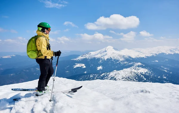 Sportsman Skier Helmet Goggles Backpack Riding Steep Snowy Slope Copy — ストック写真