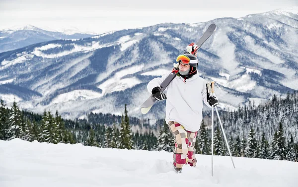 Fotografía Horizontal Del Joven Esquiador Colorido Disfraz Caminando Largo Una —  Fotos de Stock