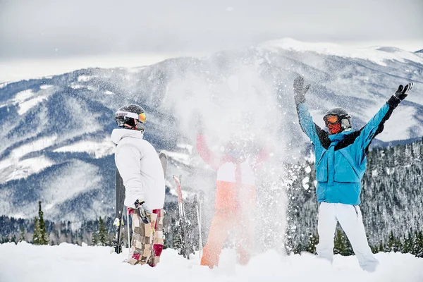 Φίλοι Σκιέρ Στολές Σκι Ρίχνουν Φρέσκο Χιόνι Στον Αέρα Δύο — Φωτογραφία Αρχείου