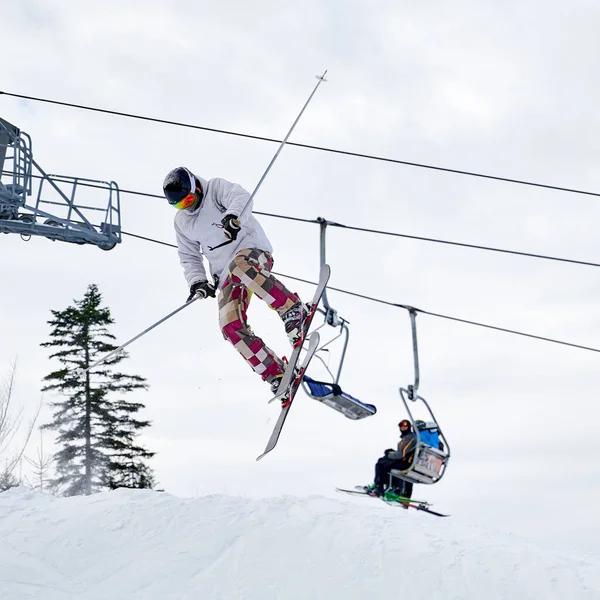 Hombre Esquiador Esquí Cuesta Abajo Con Cielo Nublado Remontes Fondo — Foto de Stock