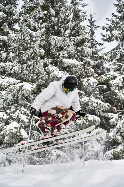 Muž Lyžař Bílé Bundě Helma Lyžování Čerstvém Prašanu Sníh Krásnými — Stock fotografie