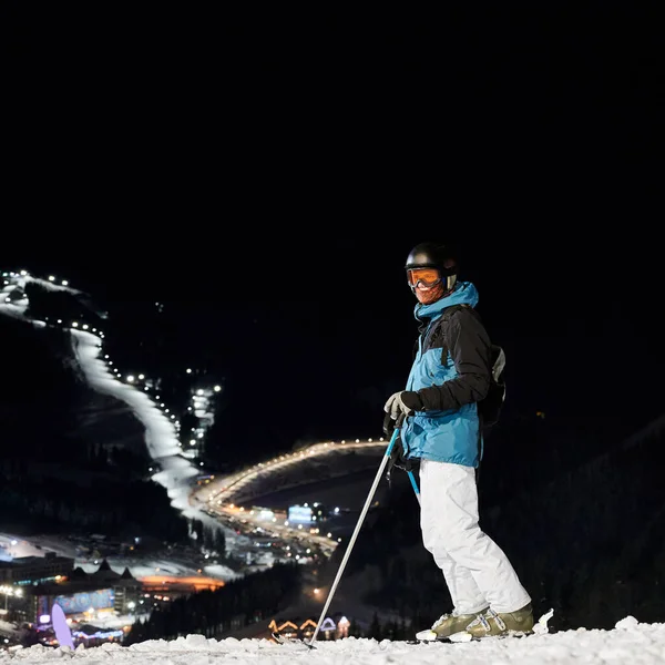Volledige Lengte Van Man Skiër Winter Ski Jas Helm Houden — Stockfoto