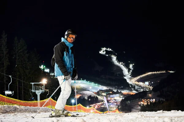 Mannelijke Skiër Winterskijas Helm Met Skistokken Jongeman Een Besneeuwde Piste — Stockfoto
