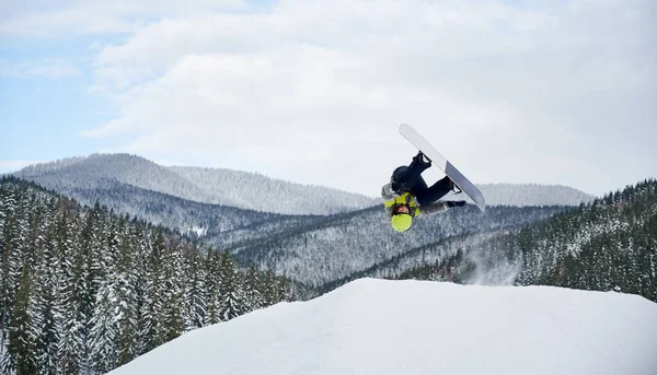 Snowboardcudan Gelen Muhteşem Bir Serbest Uçuş Görüntüsü Bulutlu Gökyüzüne Arka — Stok fotoğraf