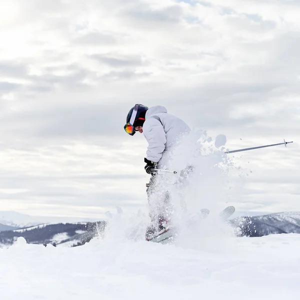 冬季运动的概念 滑雪者在山上表演特技 与背景融为一体 滑雪场在高峰时间 — 图库照片