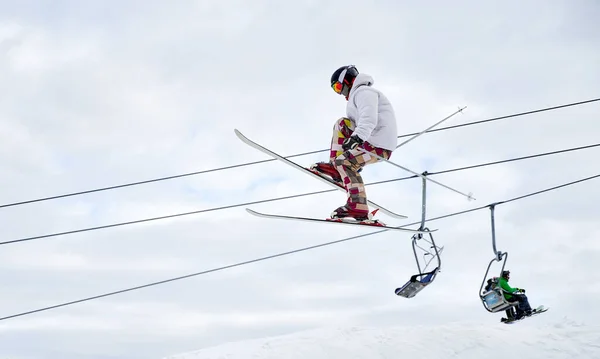 스키를 사람이 구름낀 하늘로 점프하는 모습과 스키를 모습이 입니다 스키를 — 스톡 사진