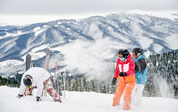 Horizontale Snapshot Groep Vrienden Levendige Wintersportpakken Die Plezier Hebben Sneeuw — Stockfoto
