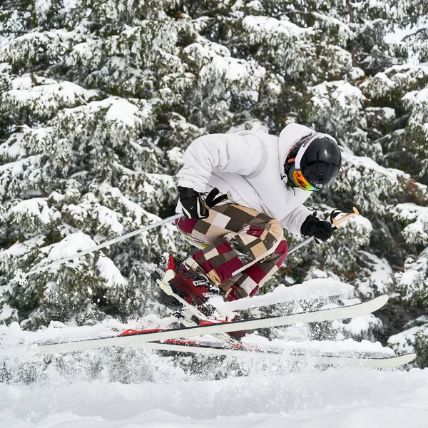 Esquiador Masculino Chaqueta Blanca Casco Esquiando Sobre Nieve Fresca Polvo —  Fotos de Stock