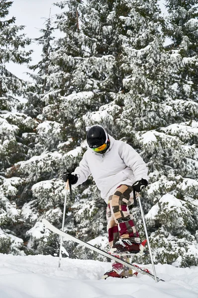 Lyžař Dělá Triky Horách Zimním Období Muž Freerider Dělat Skok — Stock fotografie