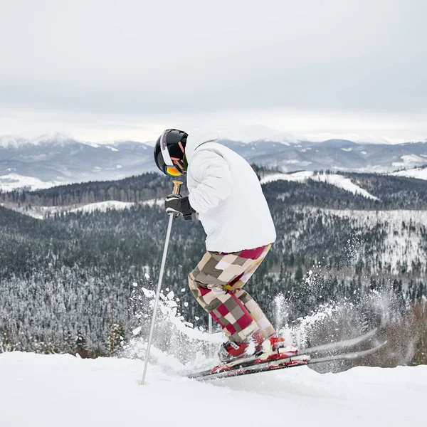 Rückenansicht Des Alpinen Skifahrers Jacke Und Helm Beim Skifahren Auf — Stockfoto