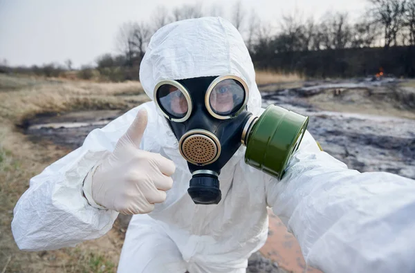 Foto Ravvicinata Dello Scienziato Maschera Antigas Tuta Che Guarda Telecamera — Foto Stock